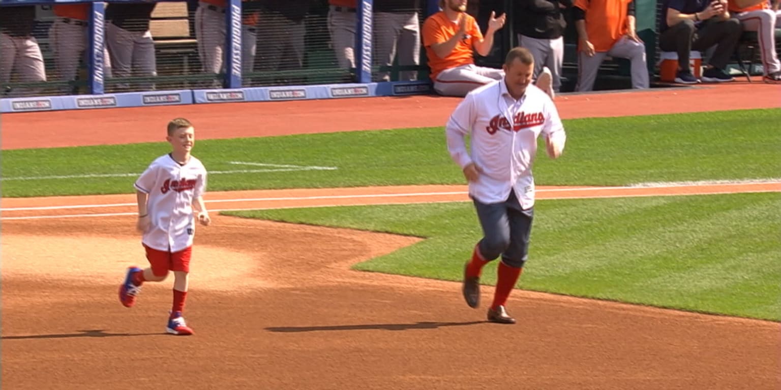 Jim Thome's number retirement ceremony ended with a father-son jog around  the bases