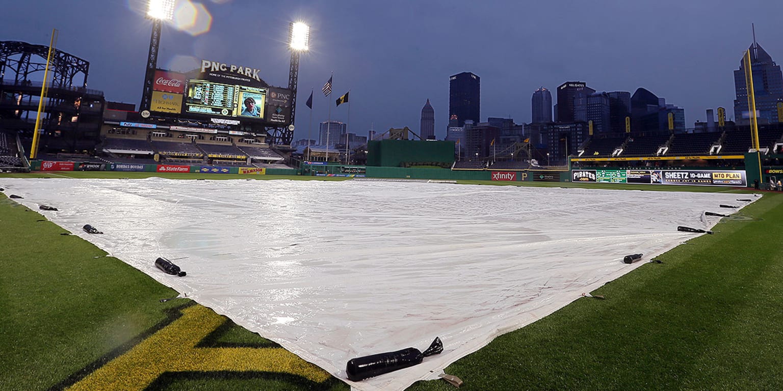 Reds, Pirates game delayed by rain