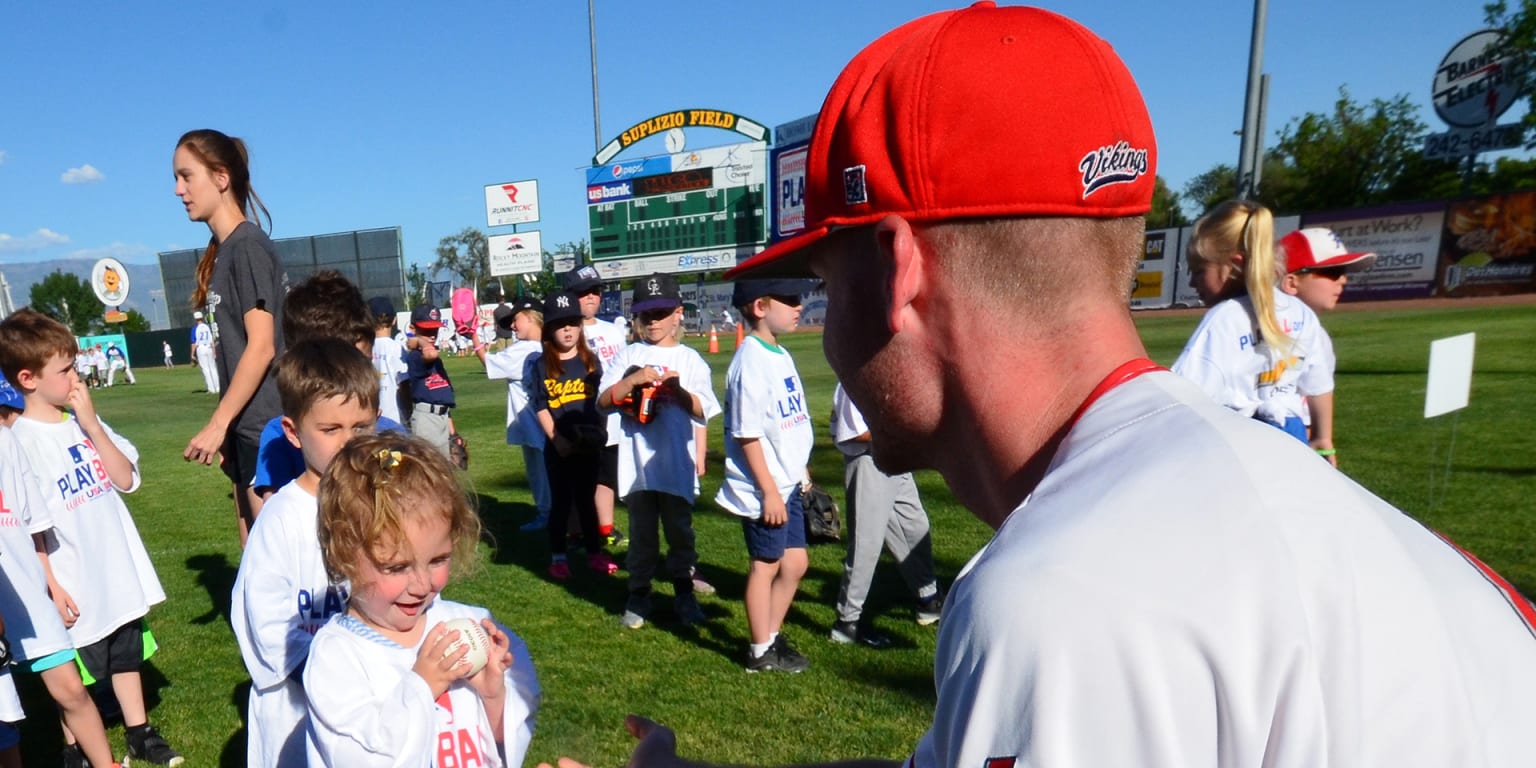 JUCO World Series players run kids clinic