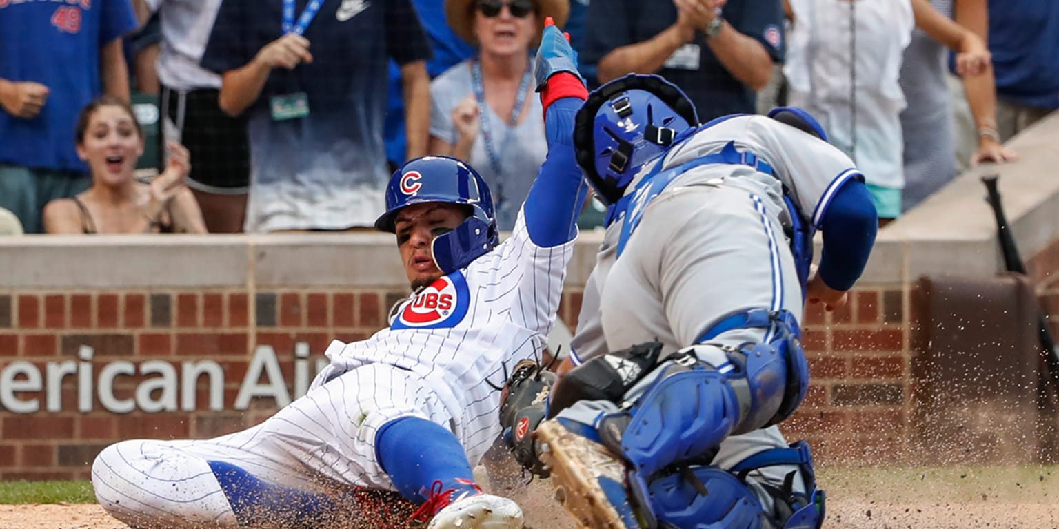 Javy Baez busts a MOVE to reach first base 