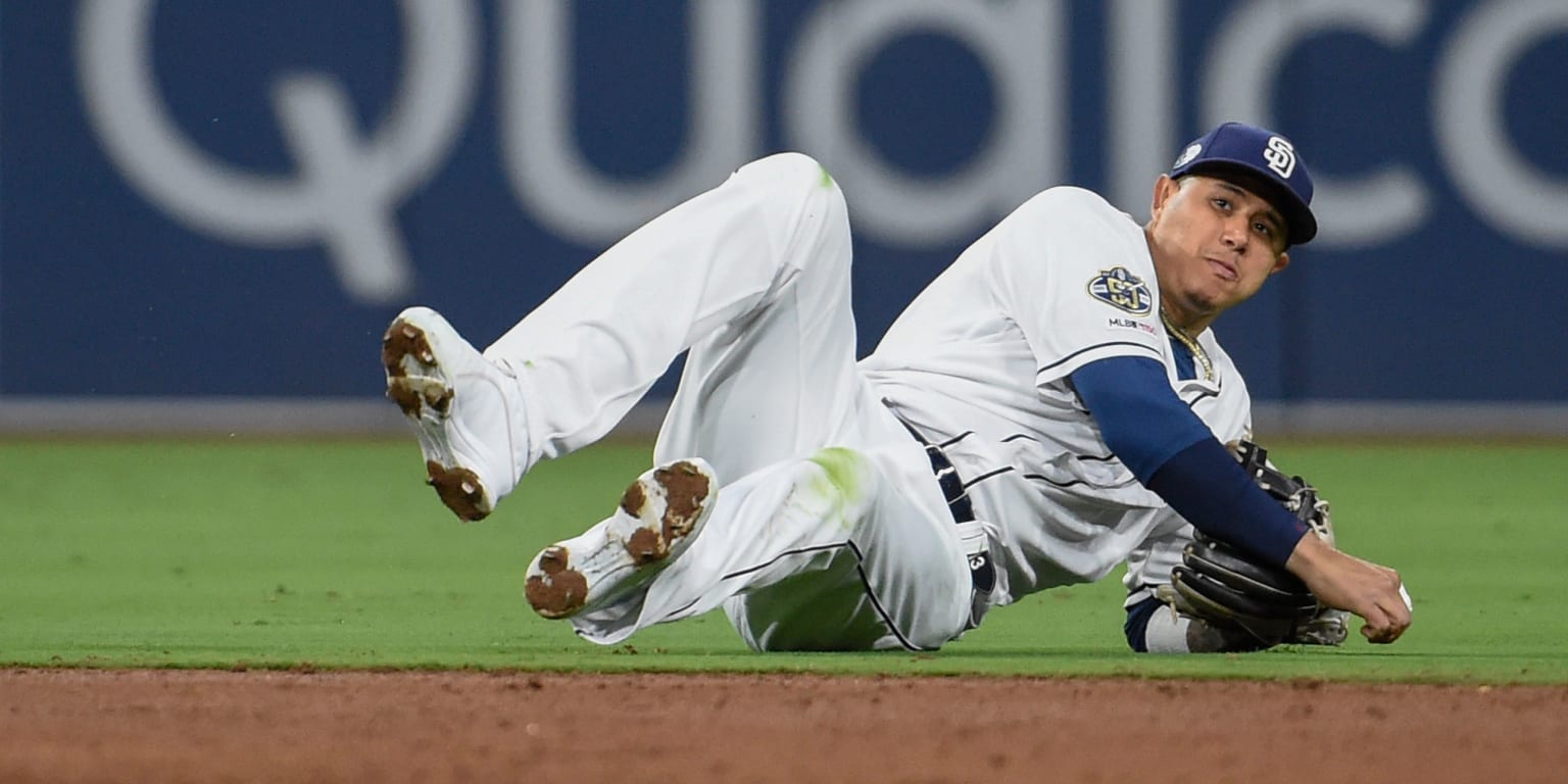 Manny Machado Makes No-look Throw