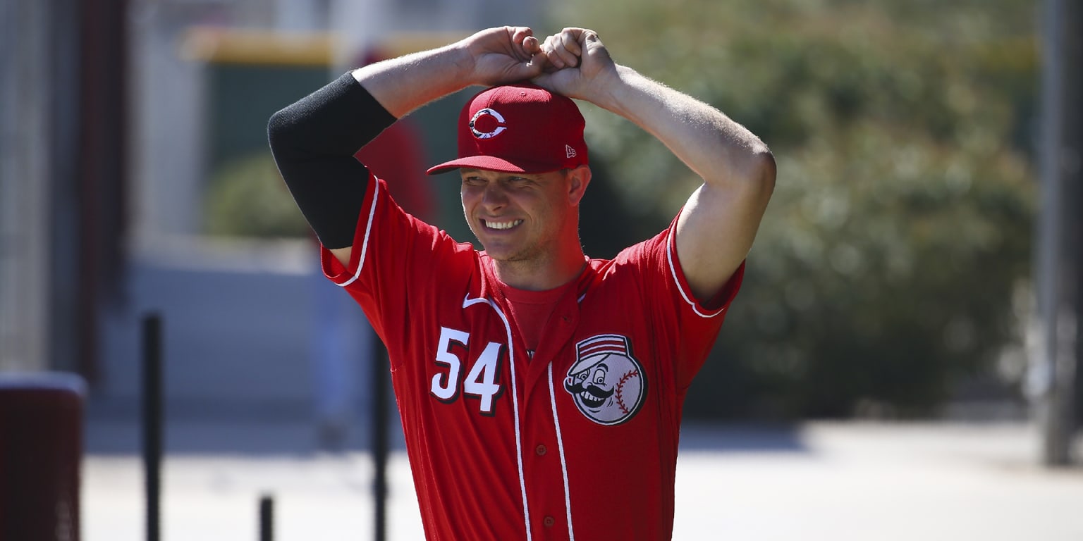Joey Votto honors former Reds player Tony Fernandez by writing message on  his cap
