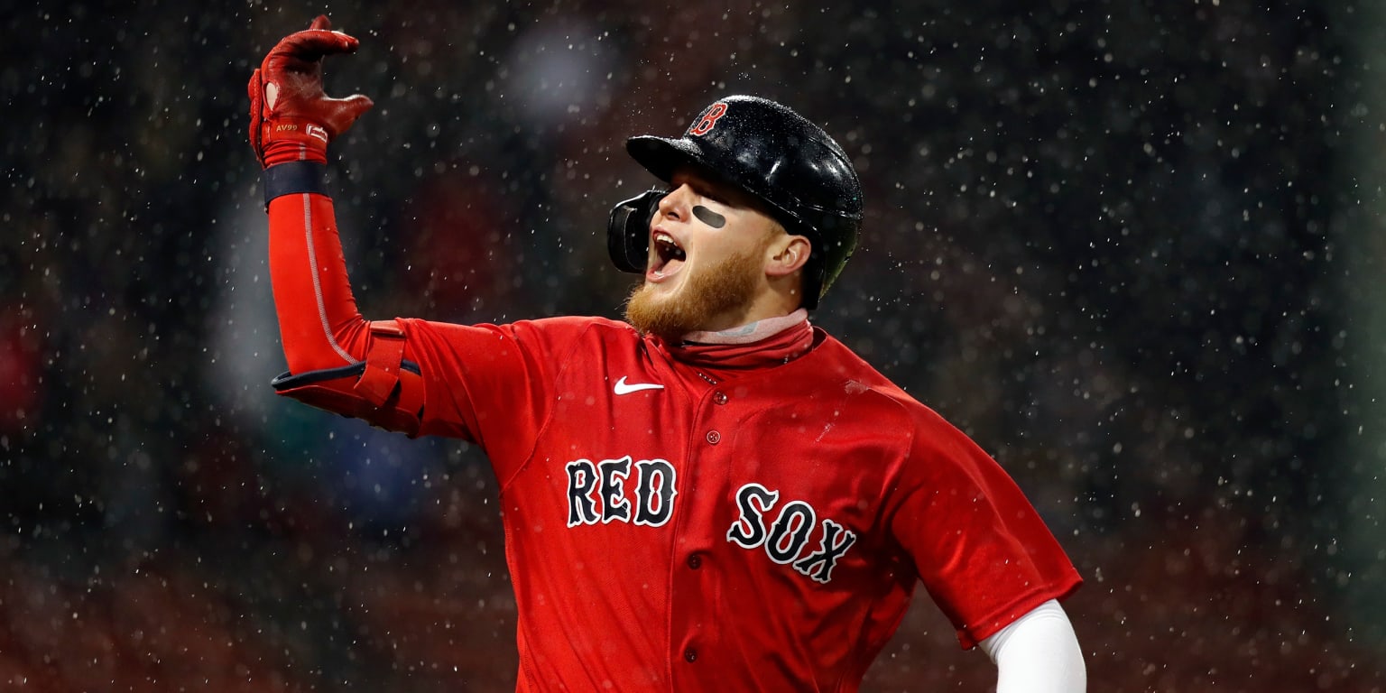 Red Sox OF Alex Verdugo gets into it with fan at Yankee Stadium after ball  is thrown at him 