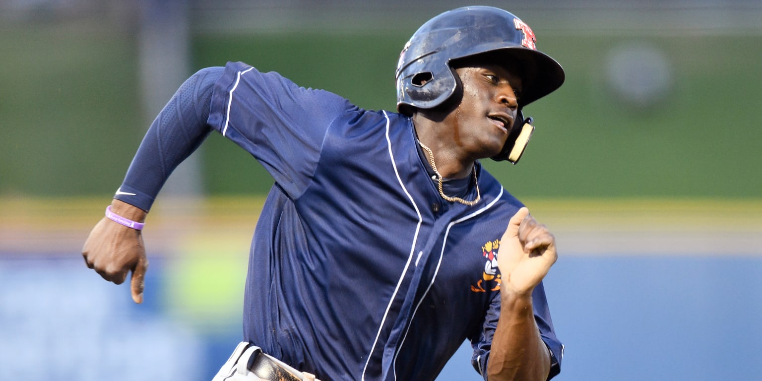 Mike Cameron gives advice to son Daz Cameron