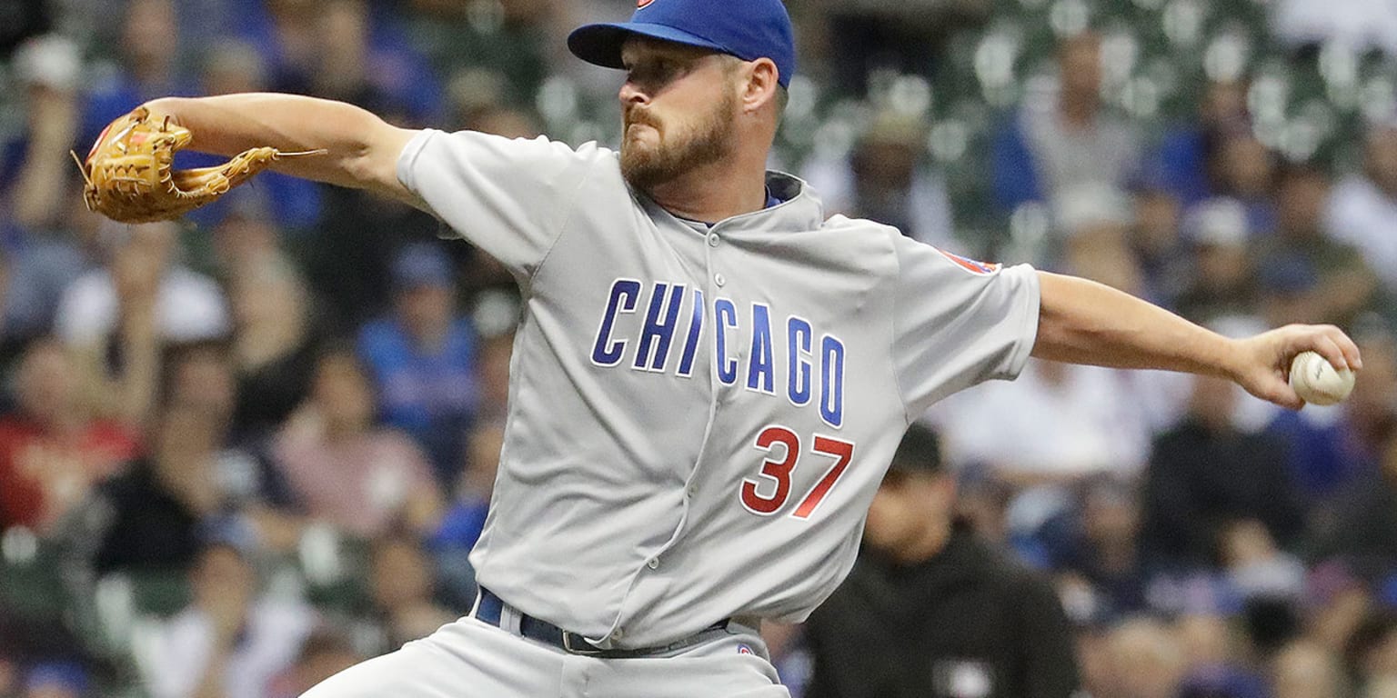 Former Cubs outfielder Dexter Fowler throws first pitch from center field  in return