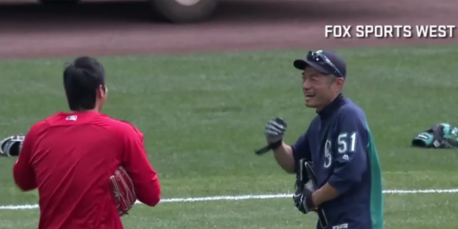 Shohei Ohtani runs across outfield to greet Mariners legend Ichiro