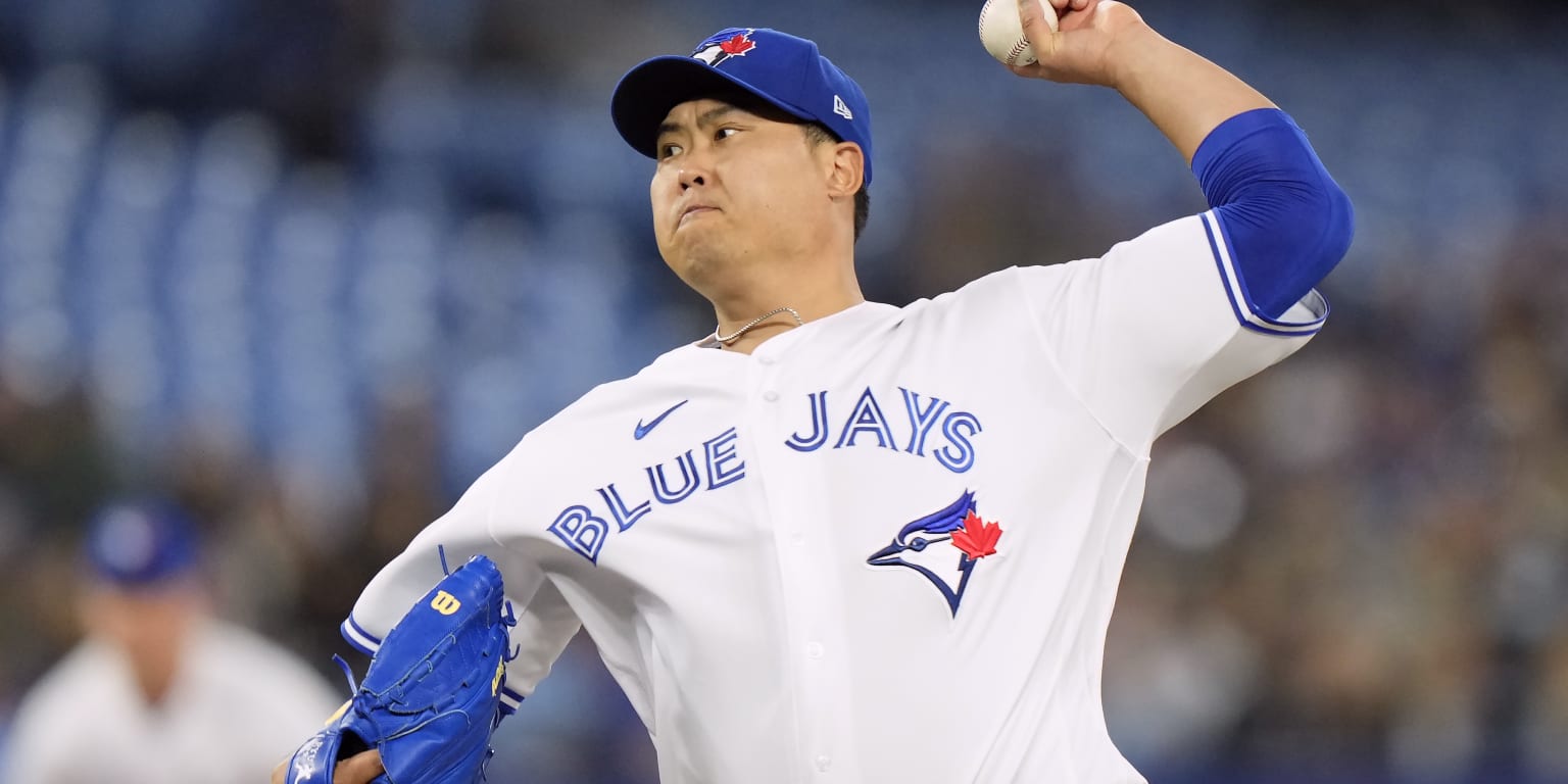 Blue Jays pitcher Hyun Jin Ryu leaves game after being struck by liner on  right knee