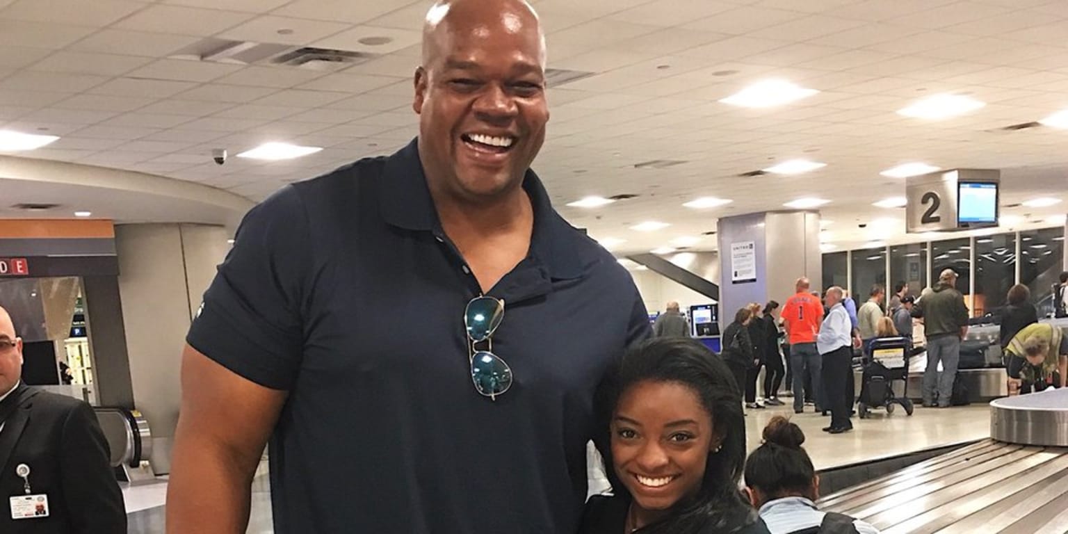 Frank Thomas met Simone Biles at the airport and the photo proves that  greatness comes in all sizes