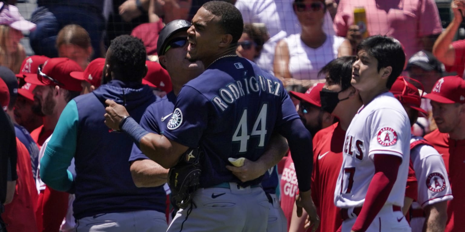 Mariners' Jesse Winker flips off Angels fans after brawl