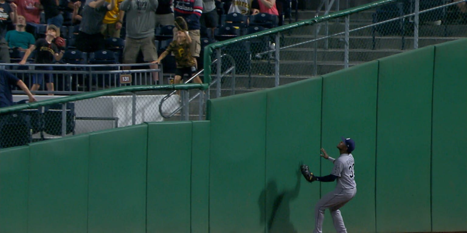 Young Pirates fan makes great catch on foul ball | MLB.com