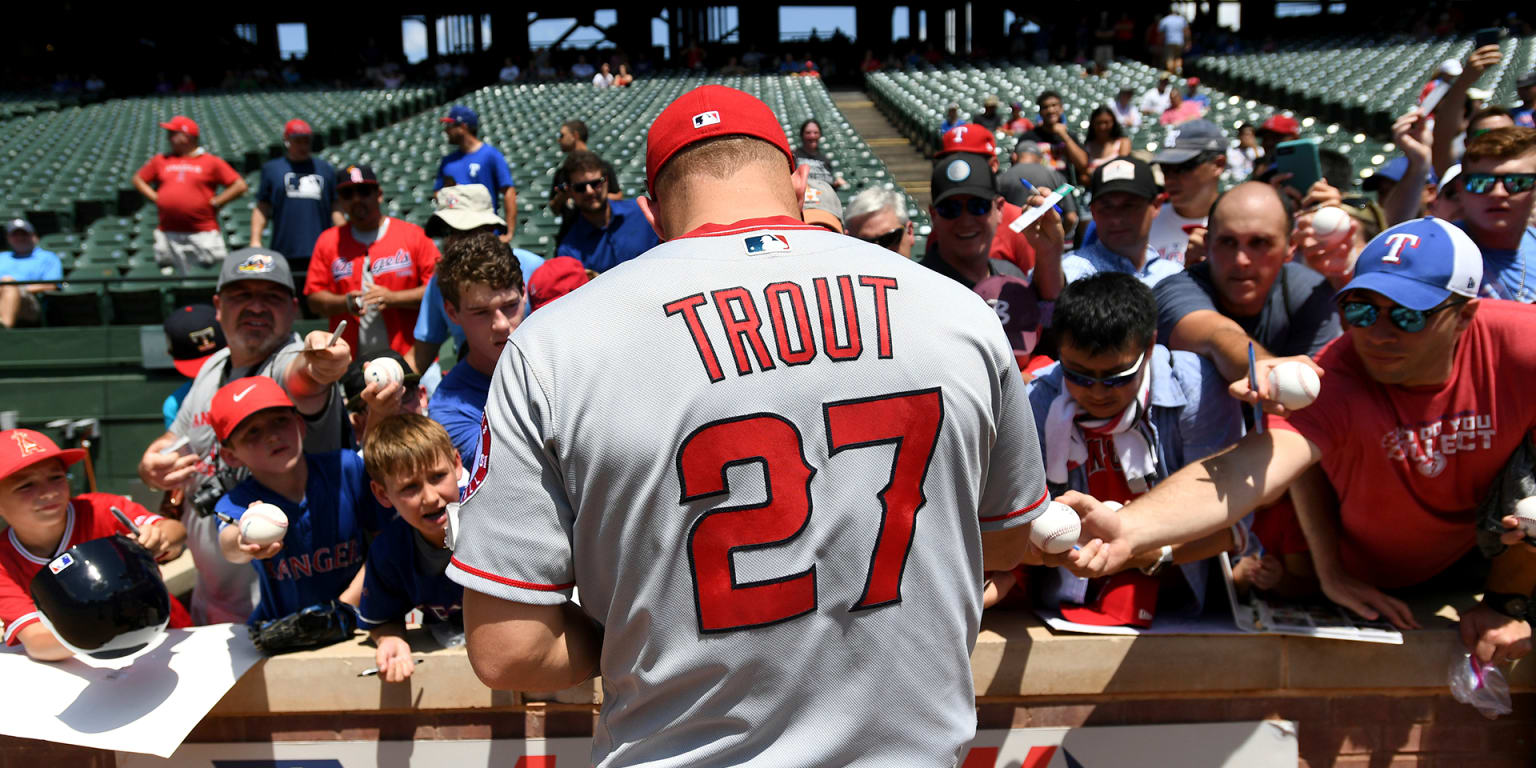 Mike Trout signing Autographs for everyone!