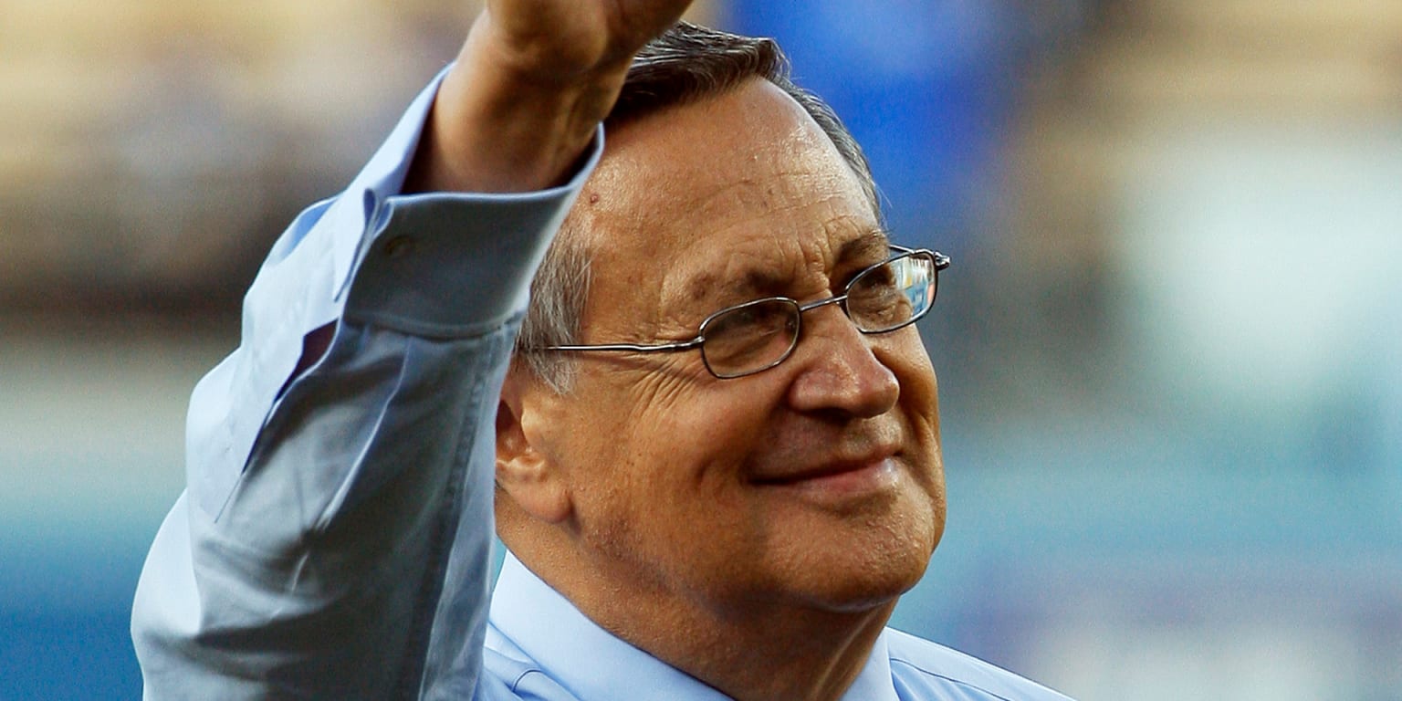 Dodgers broadcaster Jaime Jarrin signs extension through 2020 - Los Angeles  Times