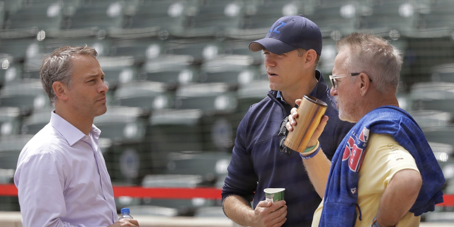 Chicago Cubs president Theo Epstein throws terrible first pitch