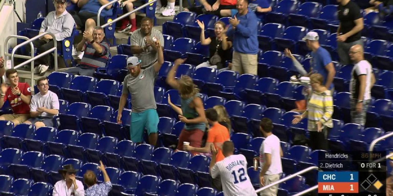 Blue Jays fan makes stunning barehanded catch on foul ball