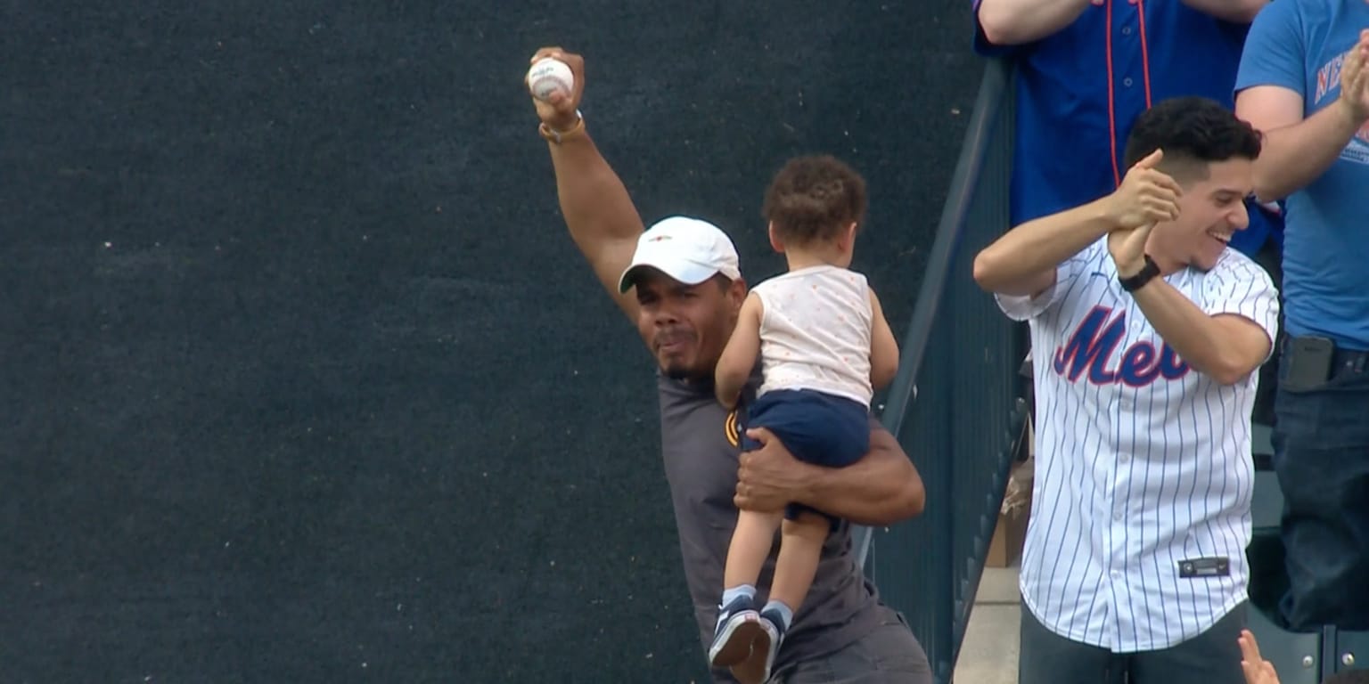 Oh baby! 1-year-old in hand, Mets fan makes amazing HR catch