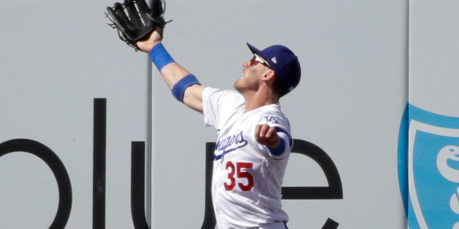 Plunkett] #Dodgers Cody Bellinger proud to have the gold patch on his glove  signifying he is a Gold Glove winner : r/baseball