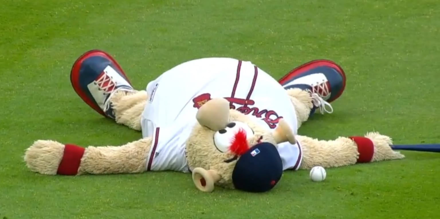 Blooper, the Atlanta Braves mascot, messes with Cubs reporter