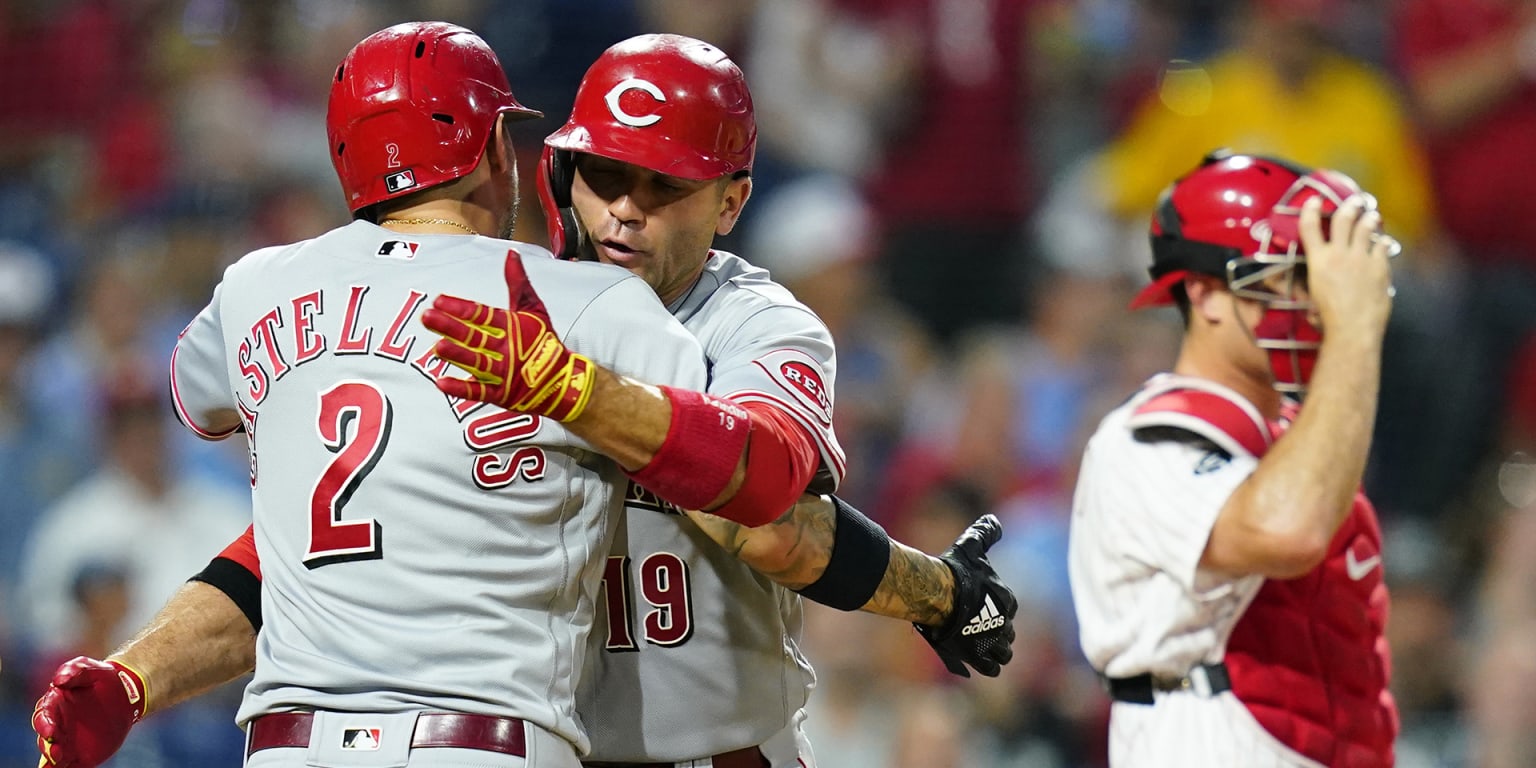 Votto homers on his birthday, Reds score late to beat the