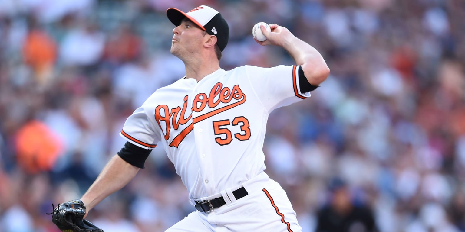 Orioles trade closer Zach Britton to Yankees for three prospects