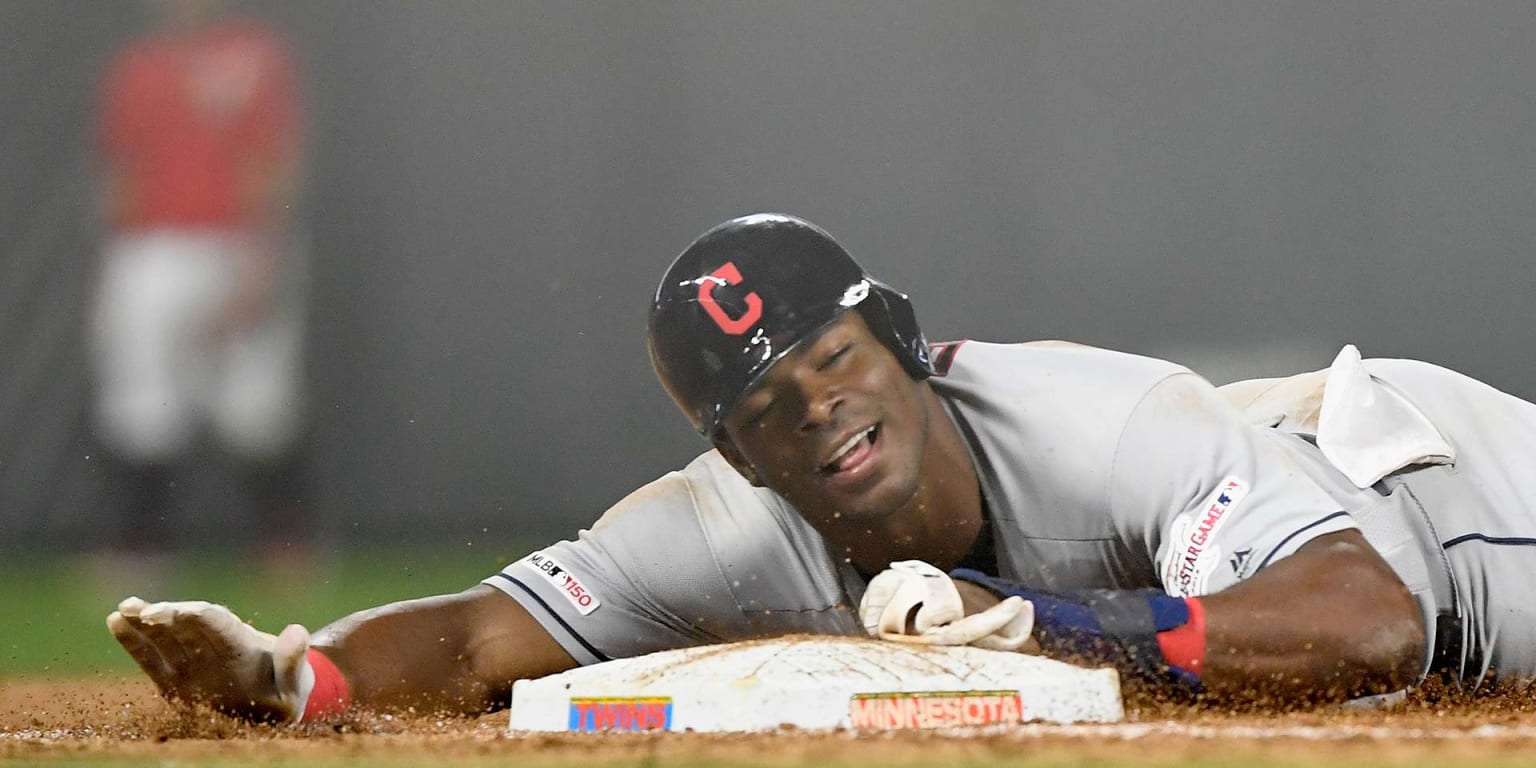 Yasiel Puig trips over first base in KBO League mishap