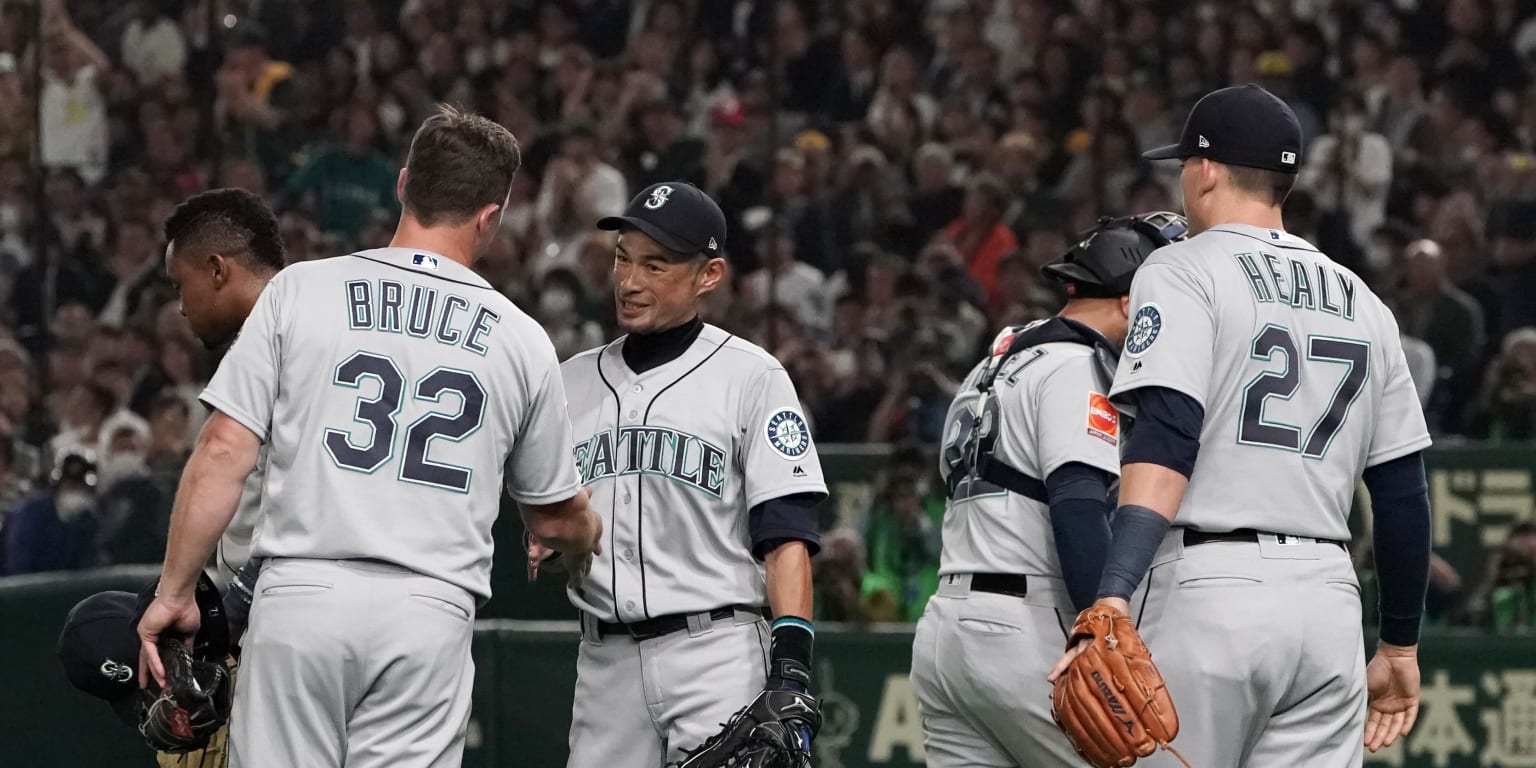 Ichiro cheered at Tokyo Dome, Mariners top A's 9-7 in opener