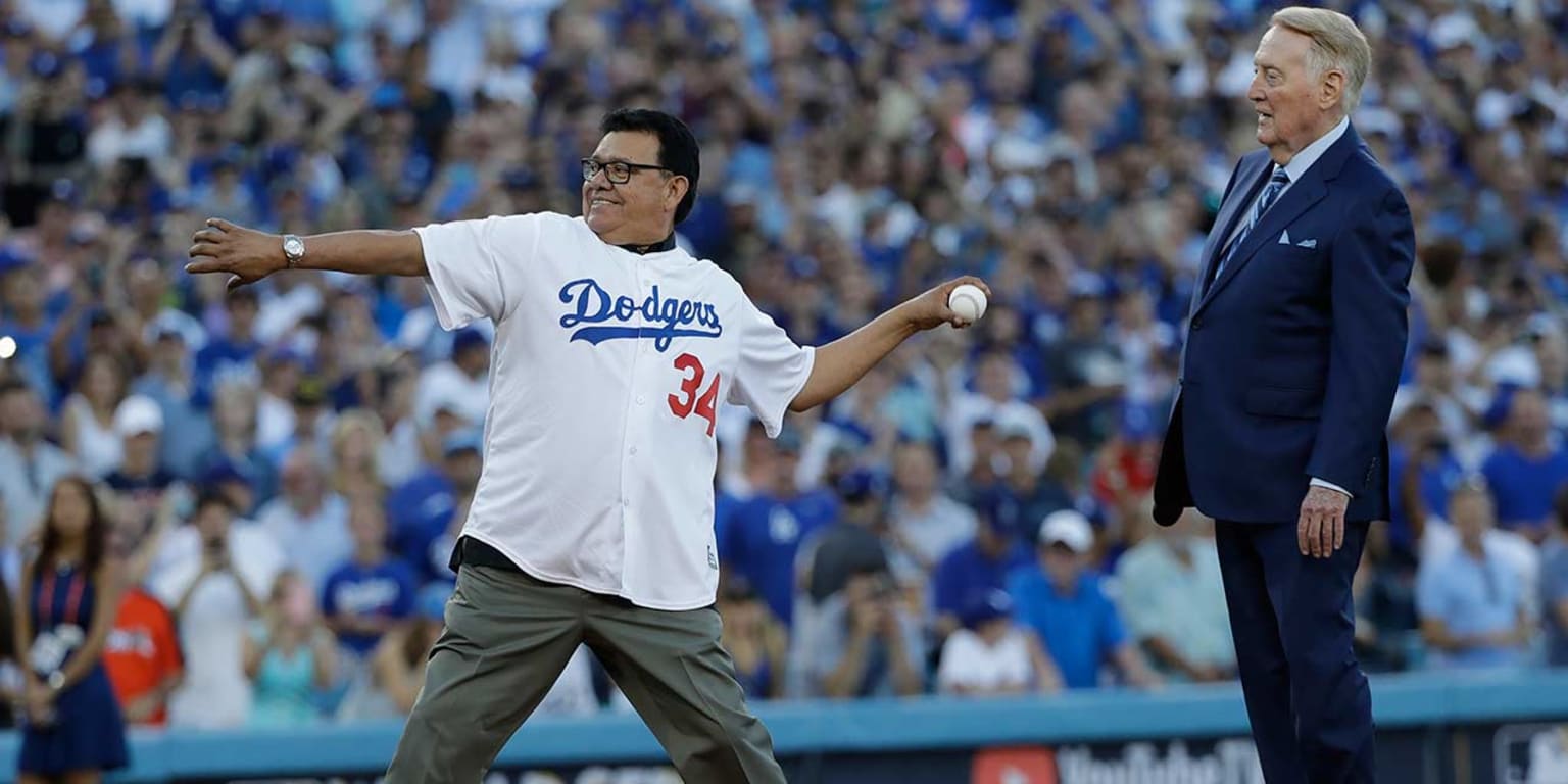 Fernando Valenzuela lanza la primera bola para el playball del