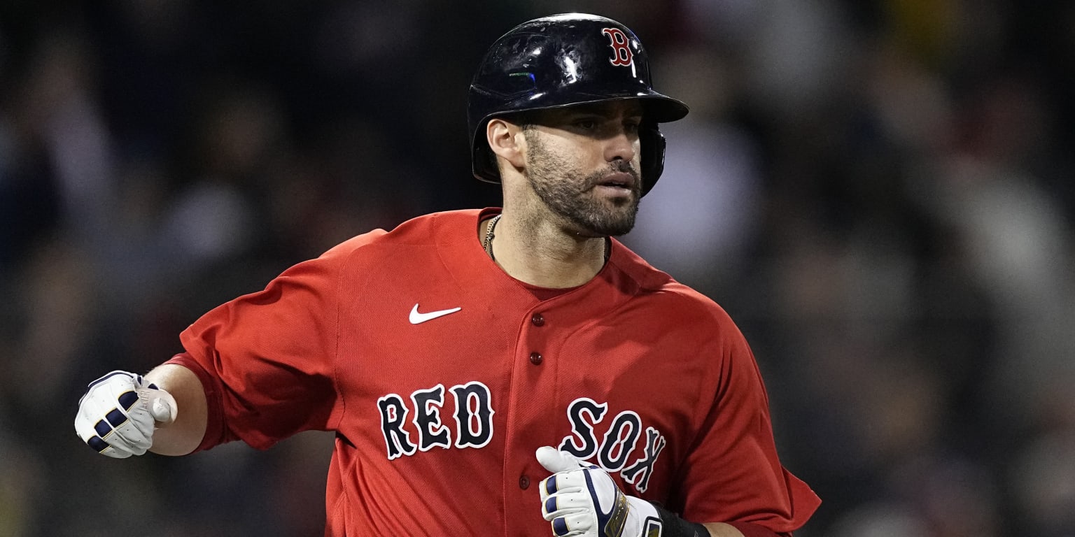 Martinez opts to remain with Red Sox thumbnail