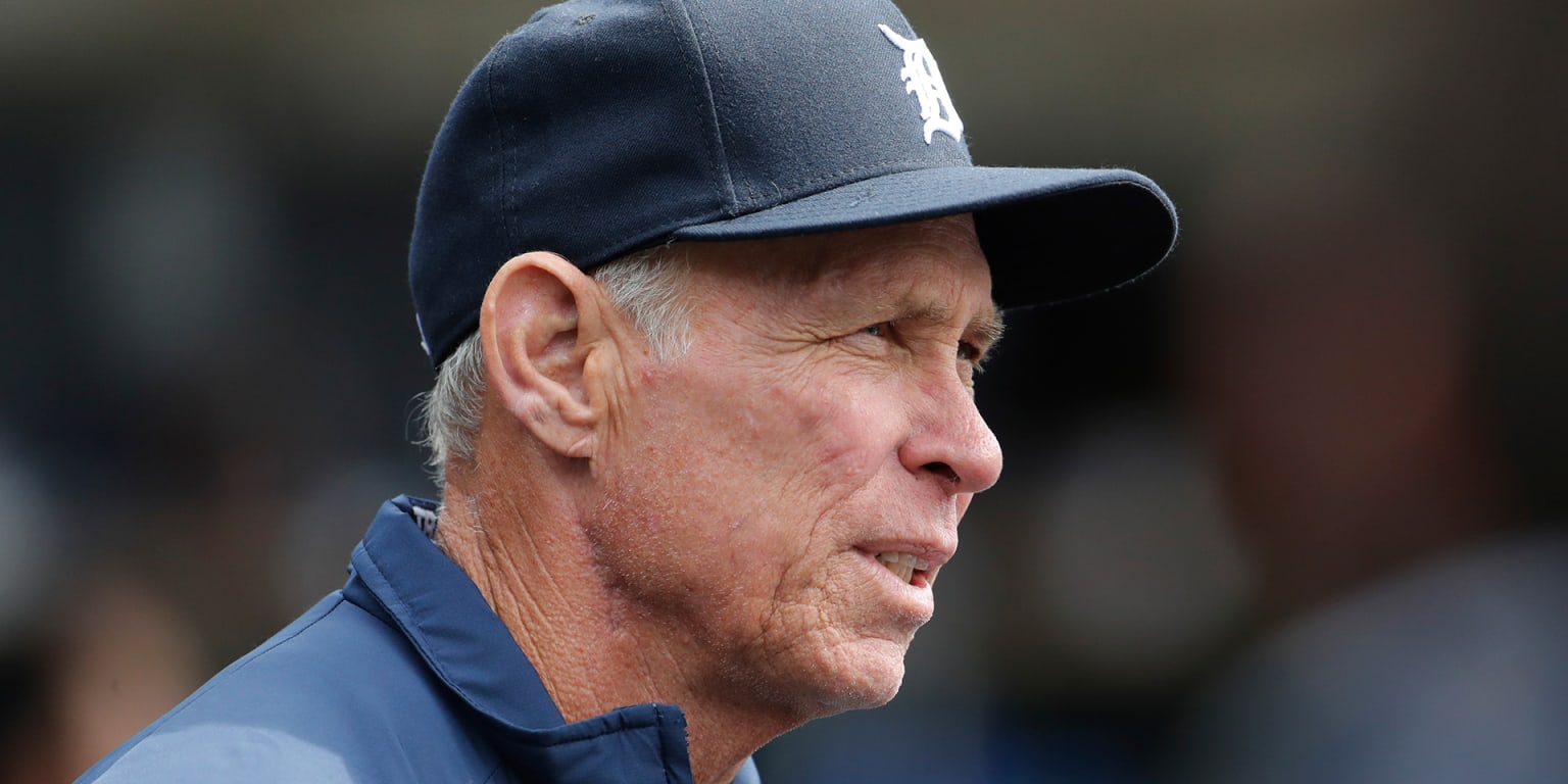 Trammell fills in as Tigers' first-base coach