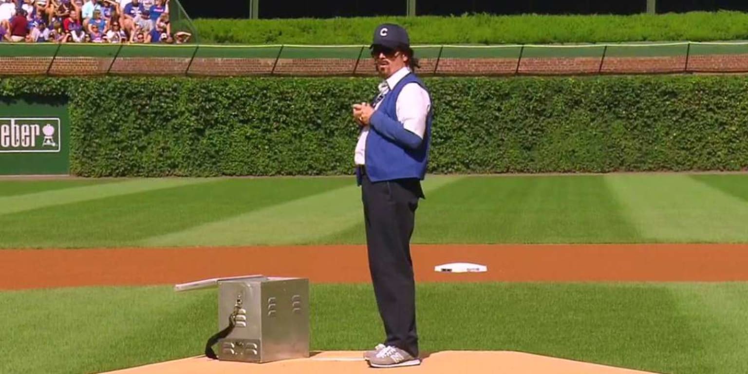 Stephen Colbert goes to Wrigley disguised as a hot dog vendor