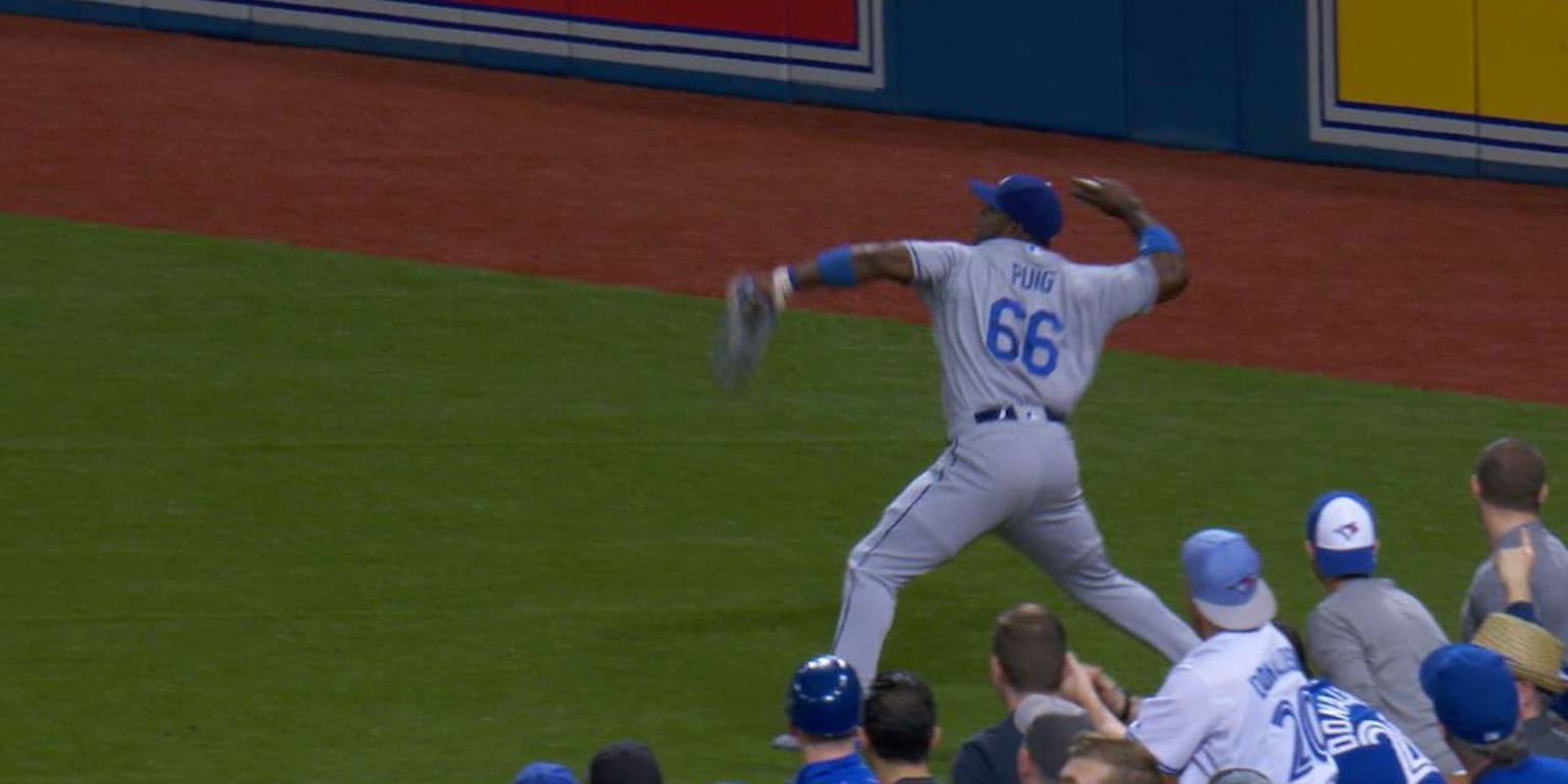 Dodgers' Yasiel Puig throws out Darwin Barney