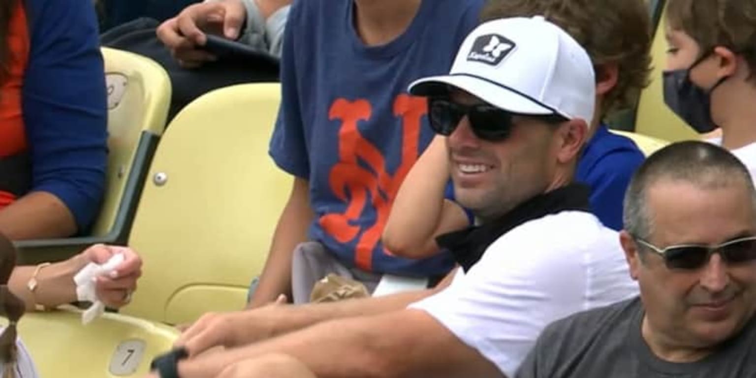 David Wright cradles infant son at Mets-Dodgers game