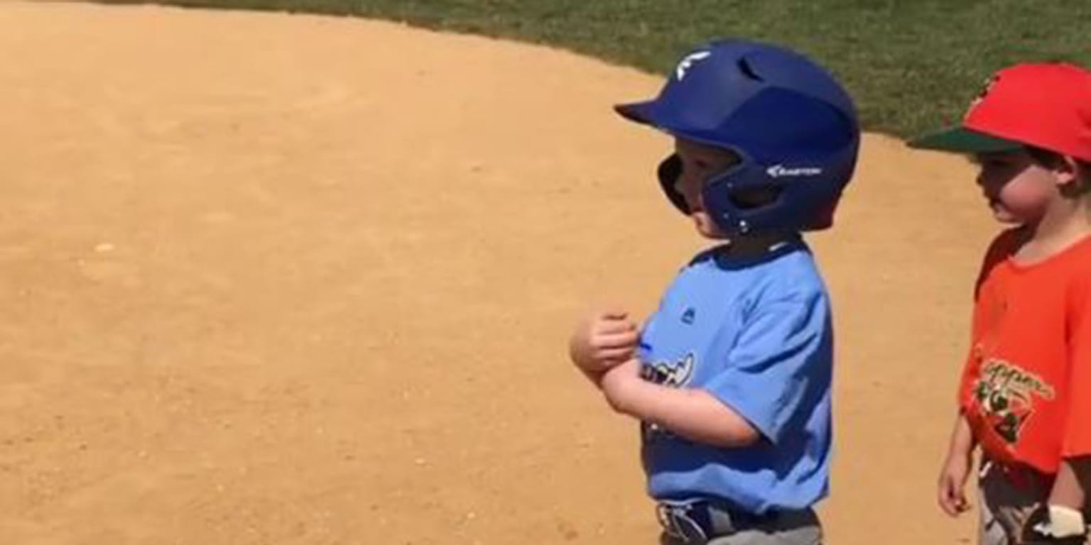Todd Frazier's son ripped a single and celebrated like his dad -- with the  salt and pepper