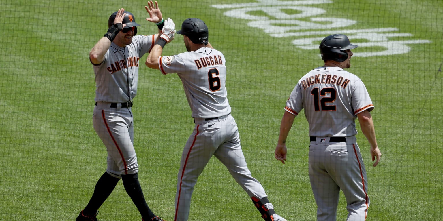 Giants score 19 runs in rout of Reds