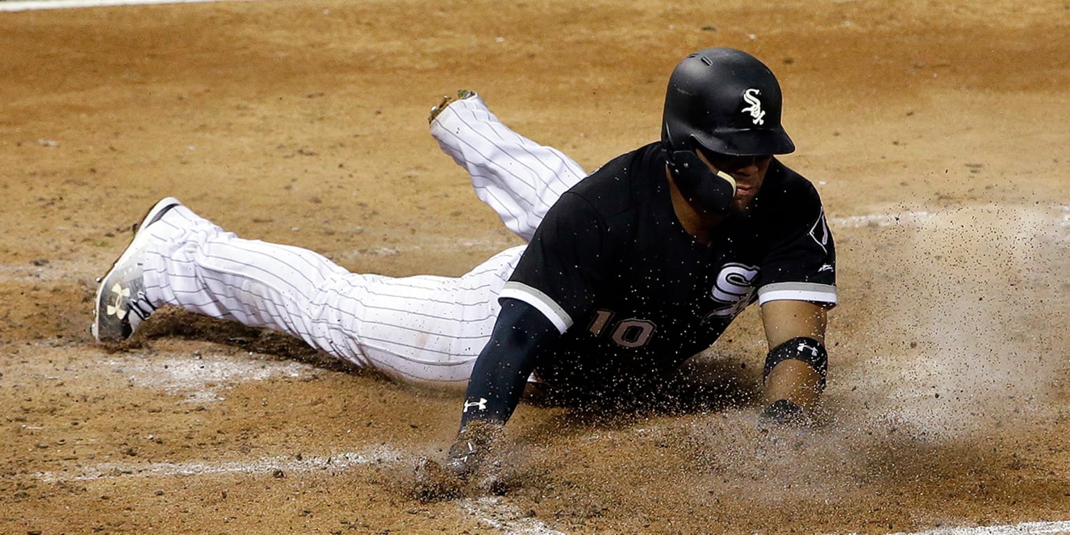 White Sox Yoan Moncada exits with shin splints