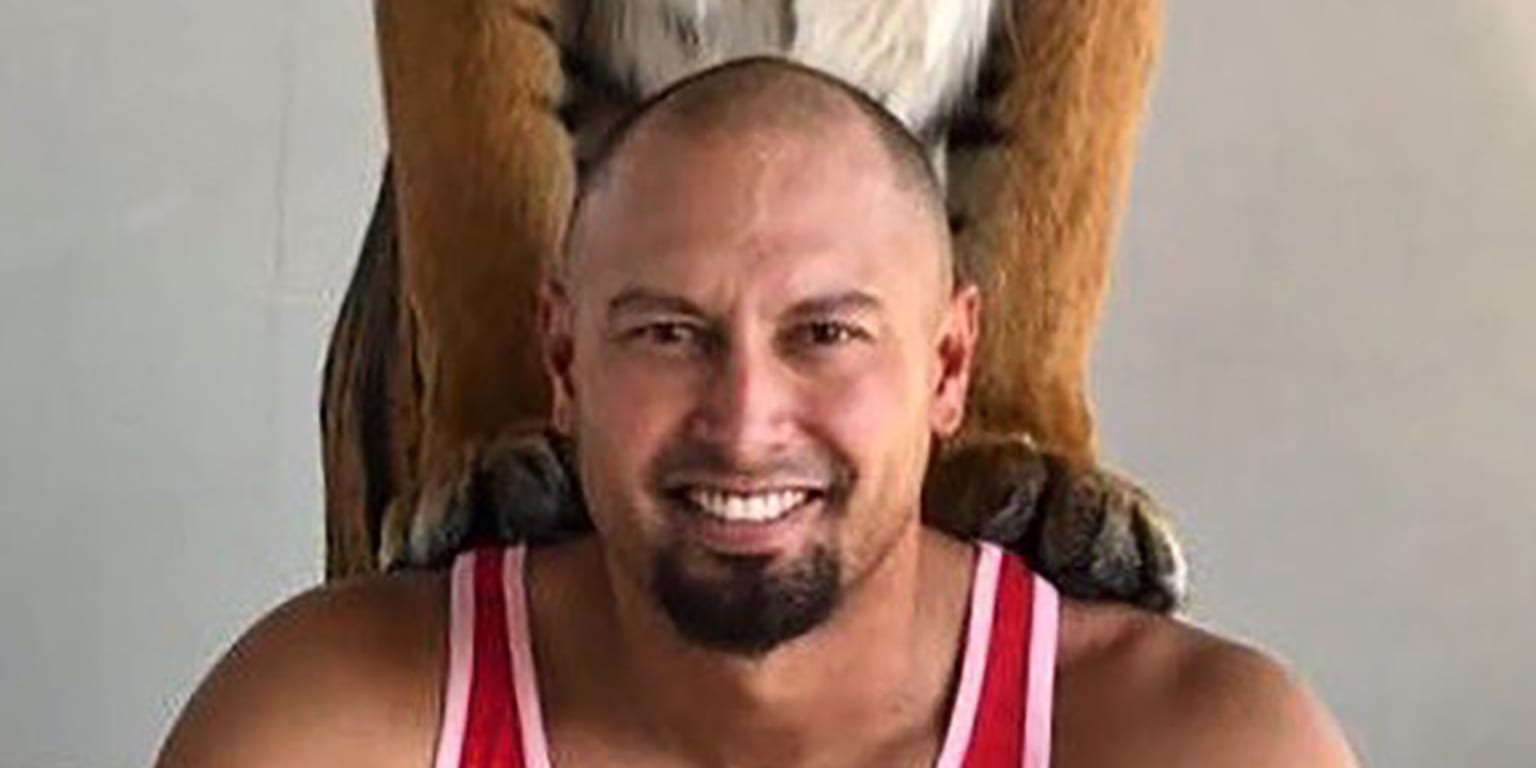 Shane Victorino hung out with a tiger and didn't look nervous at all