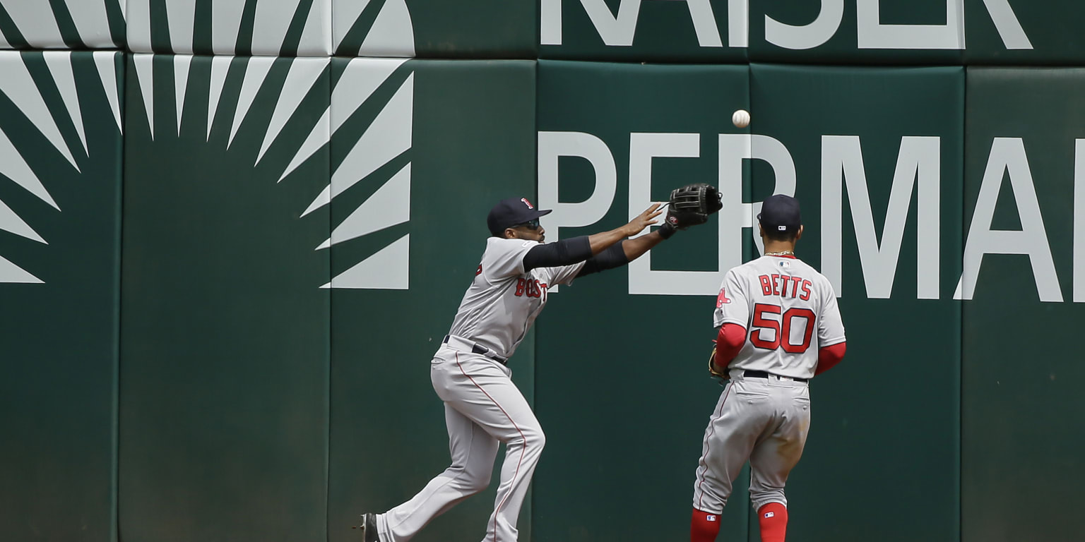 Ball doesn't bounce Sox's way vs. A's