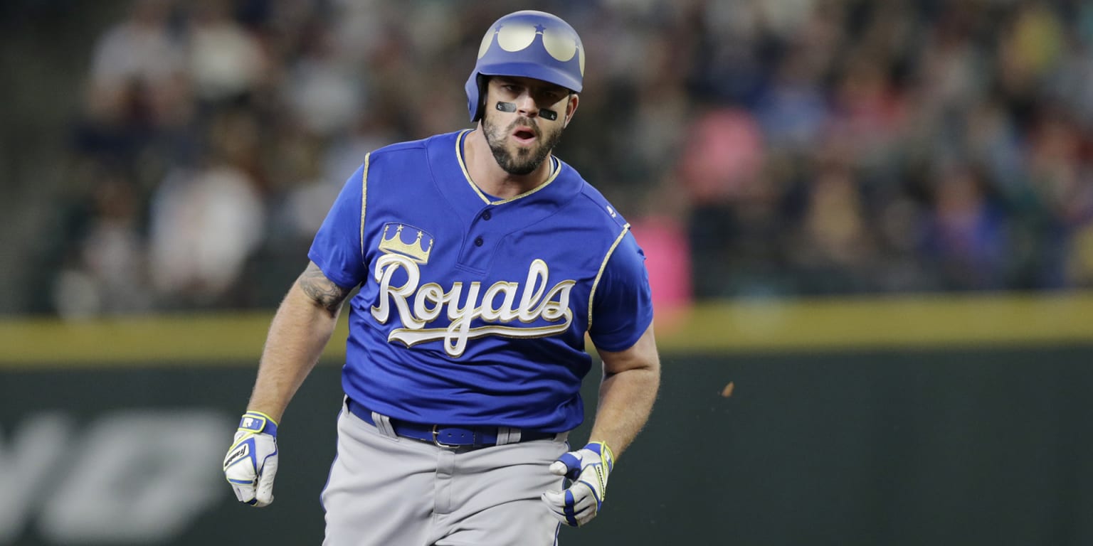 Mike Moustakas traded by Royals to Brewers