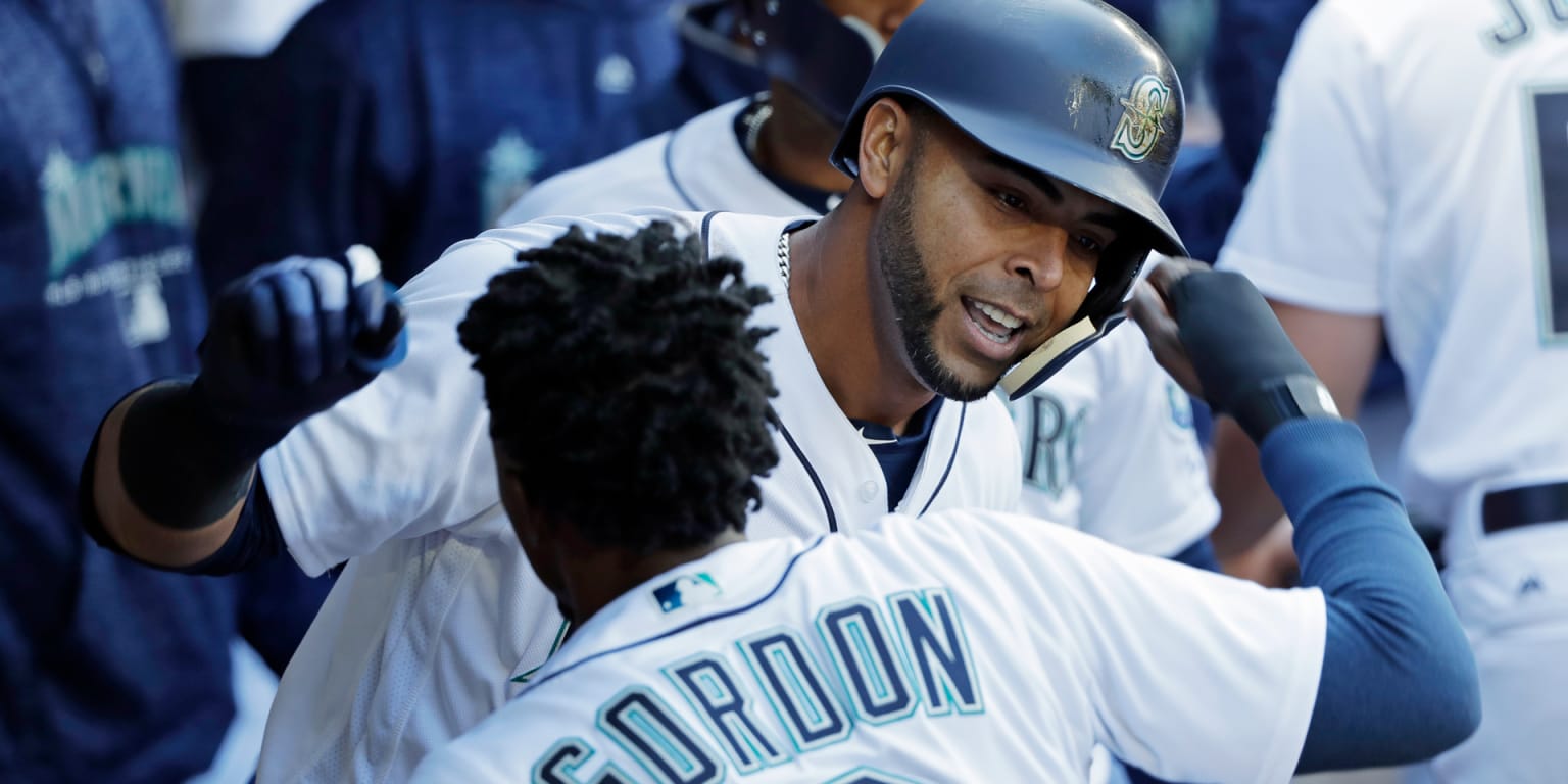 Nelson Cruz forced out of Mariners' loss after spraining his ankle