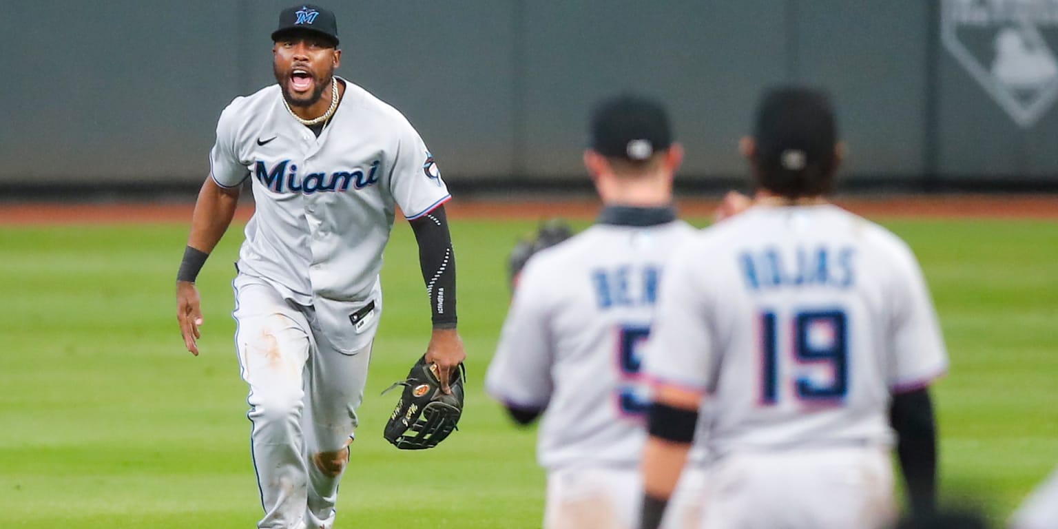 MLB offseason moves: Detroit Tigers claim Jose Fernandez from Blue