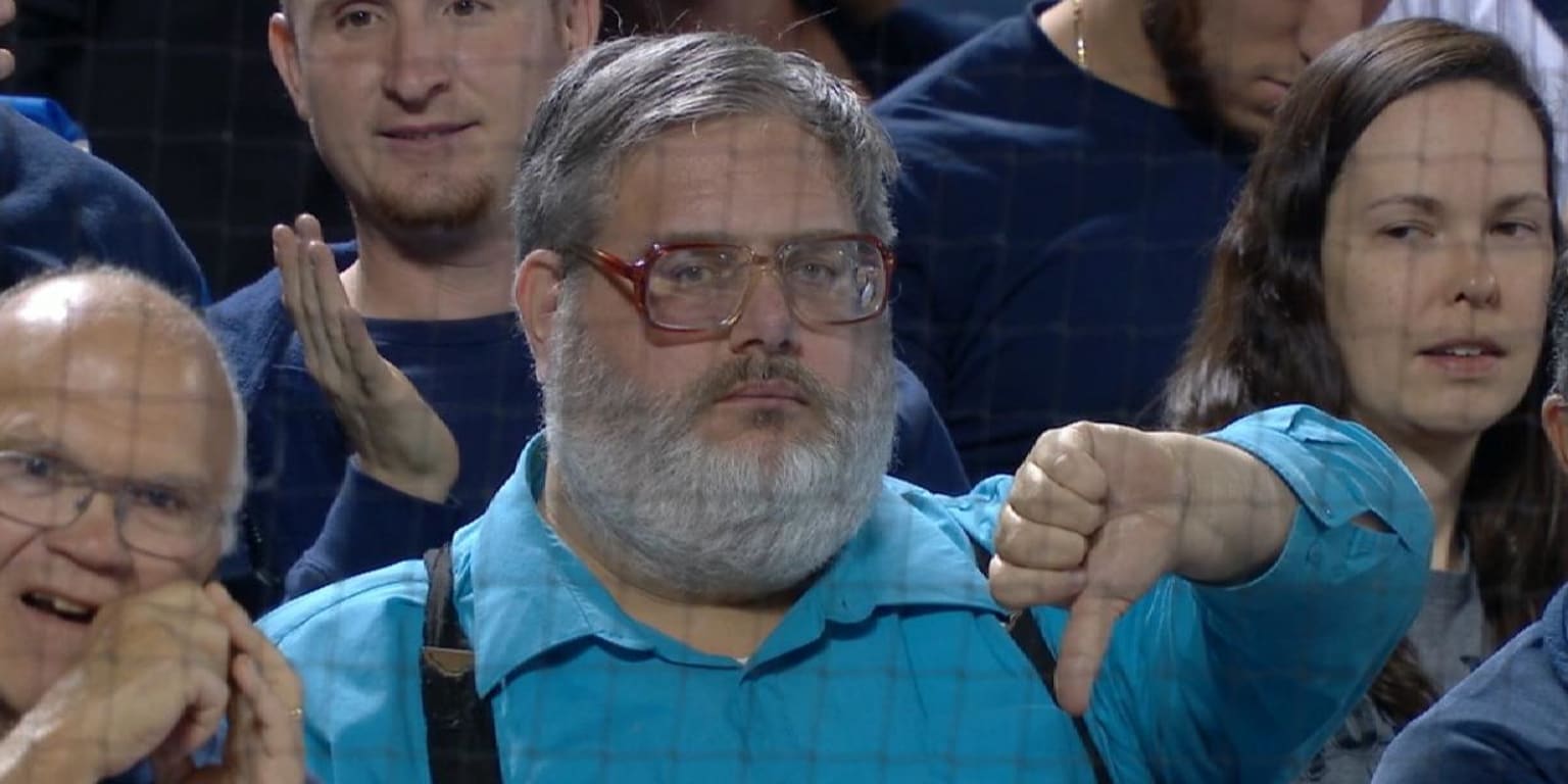 Mets fan gains sudden fame after giving Yankees the thumbs-down