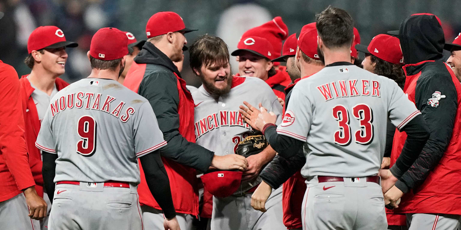 Cubs' Wade Miley returns to Cincinnati; Reds to recognize his 2021 season -  Chicago Sun-Times