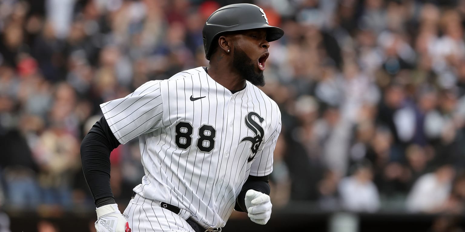 Luis Robert shows off all tools in White Sox win