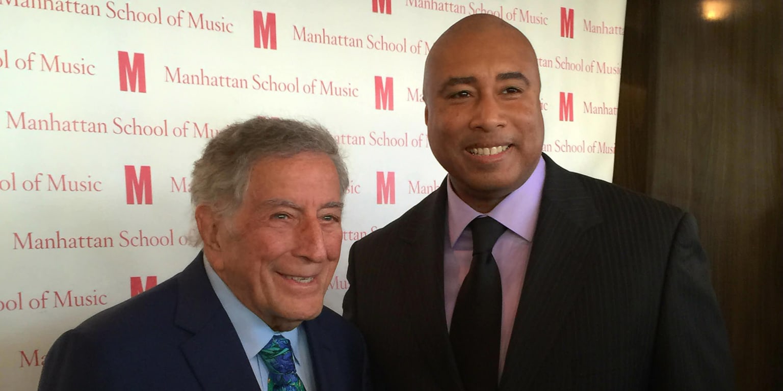 Baseball legend, musician Bernie Williams visits Washington school