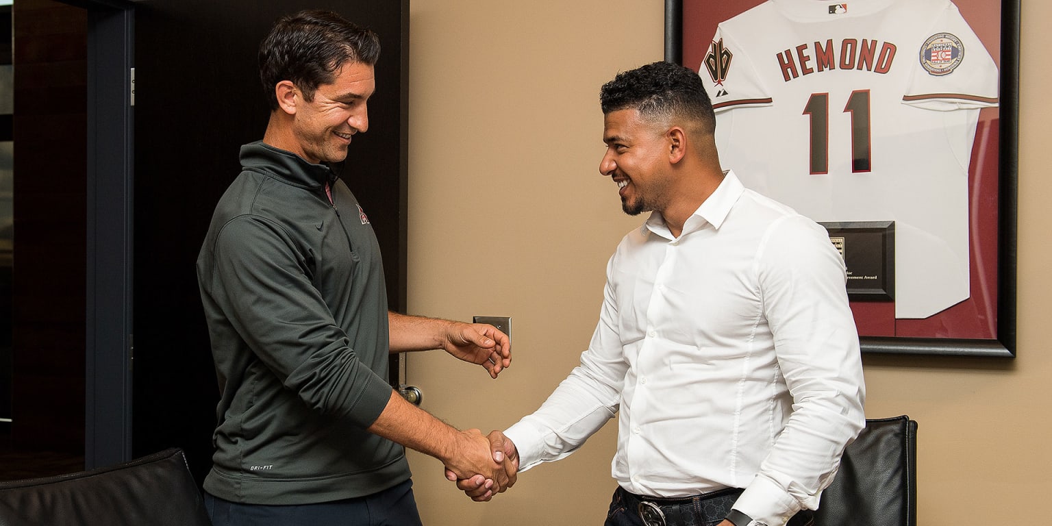 Arizona Diamondbacks on X: OFFICIAL: #Dbacks agree to terms with INF Eduardo  Escobar on a 3-year contract through the 2021 season. Welcome back,  @escobarmaracay!  / X