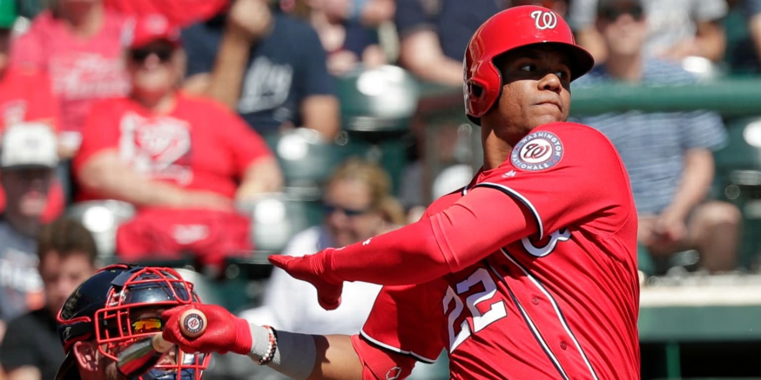 Franmil Reyes, se luce con el madre.