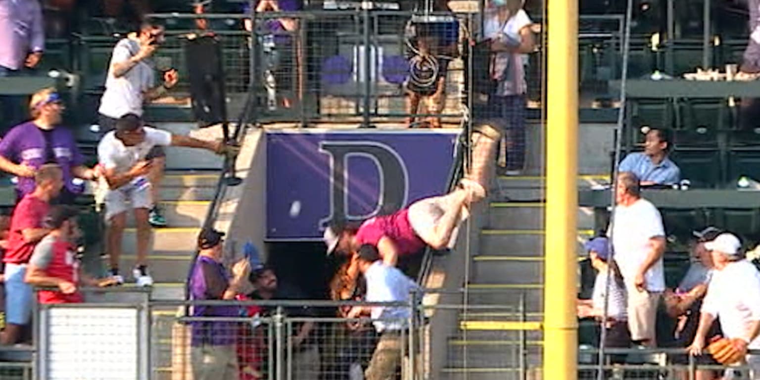 Matt Olson's homer leads a fan to fall over railing - Vimarsana News