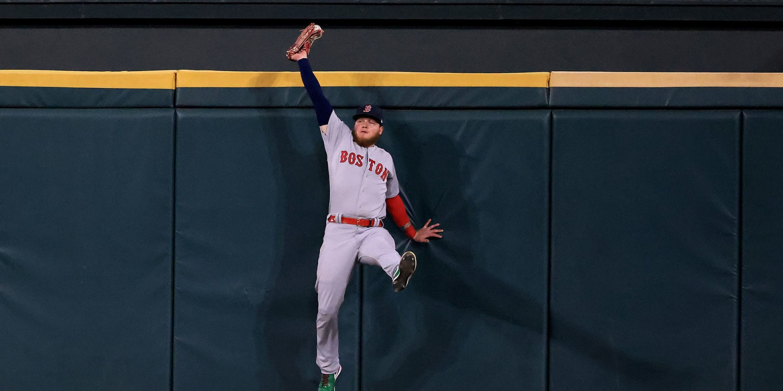 Bobby Dalbec ties Boston Red Sox game by beating throw to first