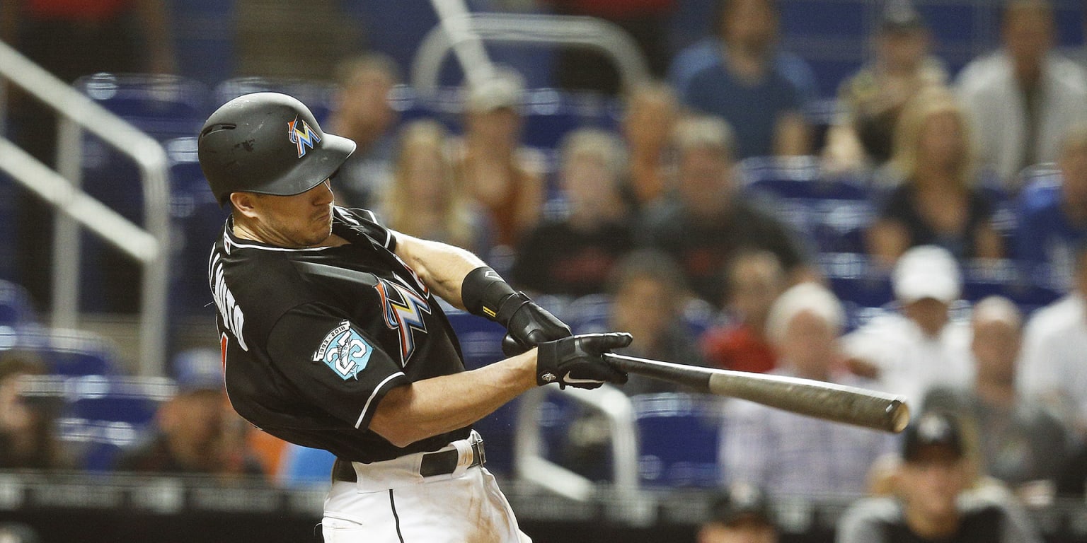 J.T. Realmuto draws interest from Nationals