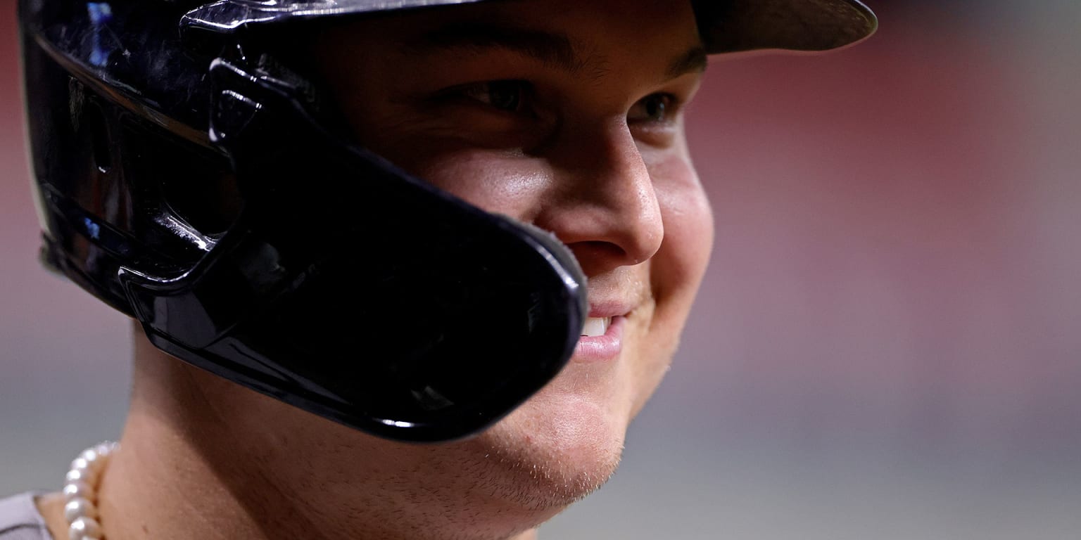 Giants' Joc Pederson breaks out pearl necklace again in return to