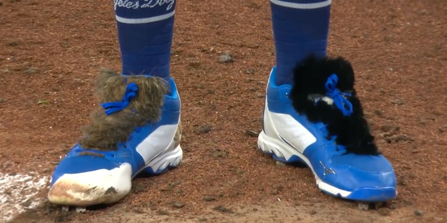 Tony Gonsolin wears incredible cat-themed cleats during start